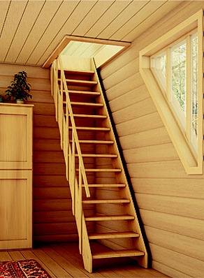 Деревянная приставная лестница в доме